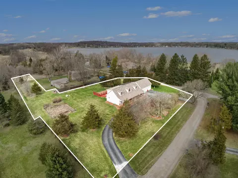 8050 Roepke Ct, Gregory, MI 48137 photo 2