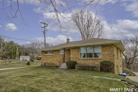 14388 Lakeshore Ave, Grand Haven, MI 49417
