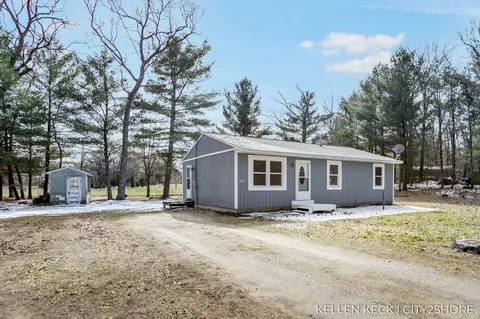 3077 Anne Ave, Twin Lake, MI 49457