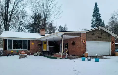 6131 Woodmoor Dr, Burton, MI 48509