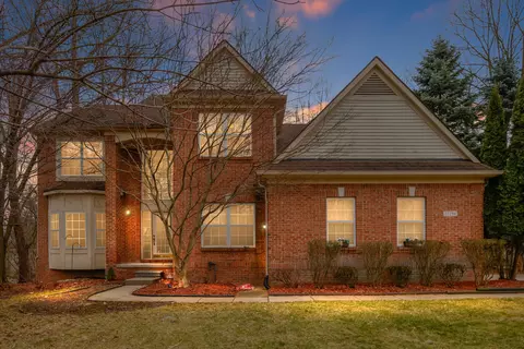 27294 Rosewood Ct, Farmington Hills, MI 48334