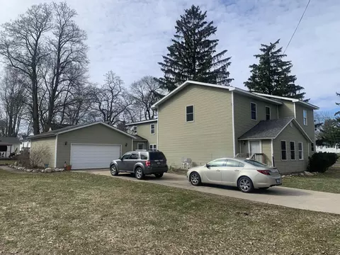304 S 1st St, Edmore, MI 48829