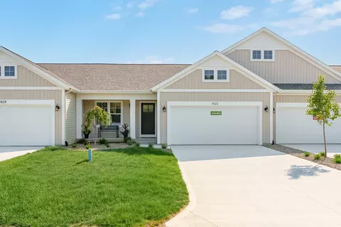 1422 N Village Cir, Kalamazoo, MI 49009