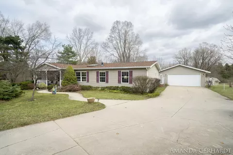 9950 Wolven Ave NE, Rockford, MI 49341
