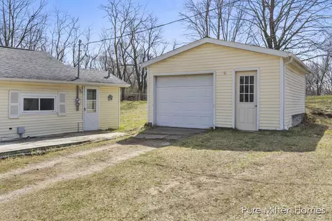 505 Kiddville St, Belding, MI 48809 photo 3