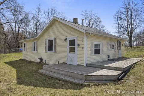 505 Kiddville St, Belding, MI 48809 photo 2