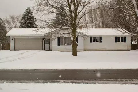511 S Cherry St, Evart, MI 49631