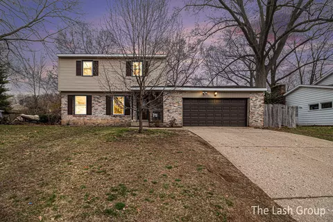 5812 Blaine Ave SE, Kentwood, MI 49508