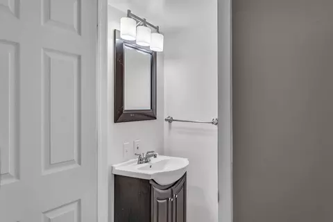 Bath - 2890 Noon Rd, Jackson, MI 49201 photo 4 of 5