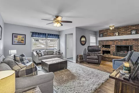Living - 2890 Noon Rd, Jackson, MI 49201 photo 2 of 8