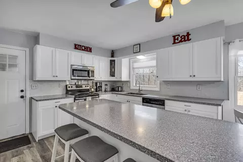 Kitchen - 2890 Noon Rd, Jackson, MI 49201 photo 5 of 7
