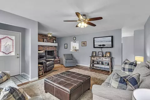 Living - 2890 Noon Rd, Jackson, MI 49201 photo 3 of 8