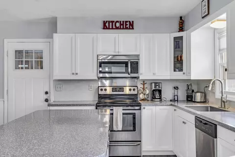 Kitchen - 2890 Noon Rd, Jackson, MI 49201 photo 3 of 7