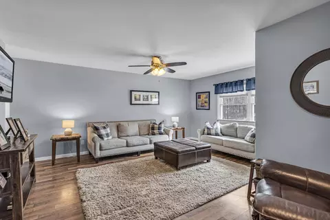 Living - 2890 Noon Rd, Jackson, MI 49201 photo 4 of 8