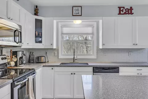Kitchen - 2890 Noon Rd, Jackson, MI 49201 photo 6 of 7