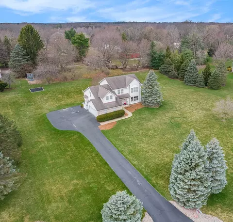 95 Fox Hill Ct, Chelsea, MI 48118