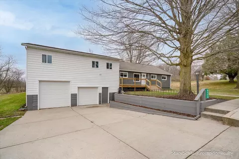 8590 Greenfield Hwy, Bellevue, MI 49021