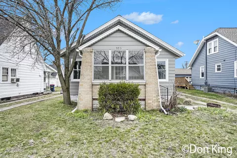 953 Beechwood St NE, Grand Rapids, MI 49505