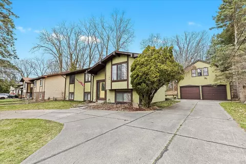 2621 Armada Dr, Auburn Hills, MI 48326