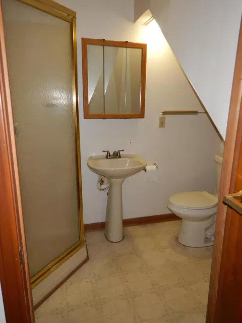 Bath - 35249 Winslow St, Wayne, MI 48184 photo 4 of 4