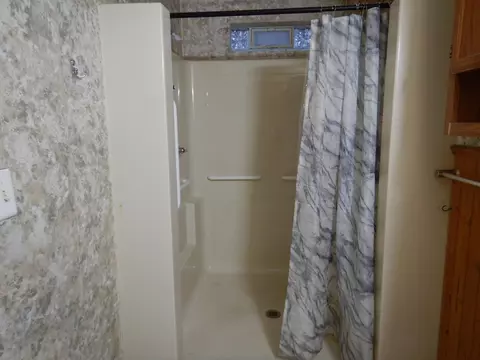 Bath - 35249 Winslow St, Wayne, MI 48184 photo 3 of 4