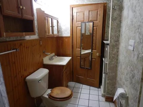 Bath - 35249 Winslow St, Wayne, MI 48184 photo 2 of 4