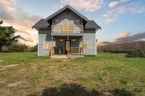 6051 Lake Montcalm Rd NE, Edmore, MI 48829