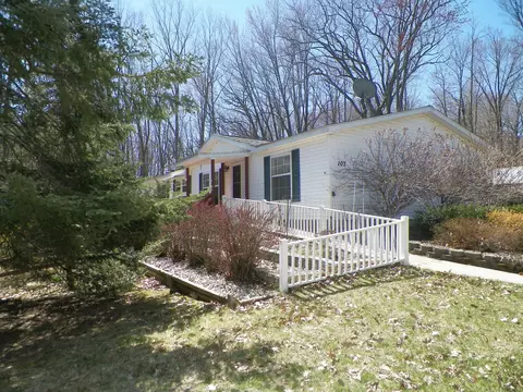 107 High Ridge Rd, Leroy, MI 49655