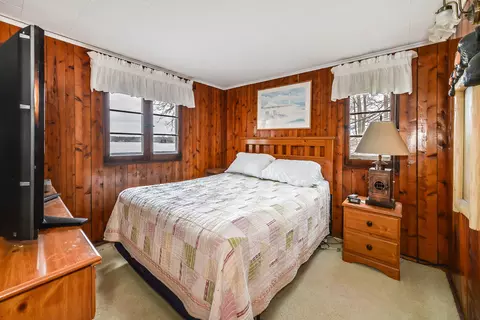 Bedroom - 5116 Edgelake Dr, Pinckney, MI 48169 photo 2 of 3