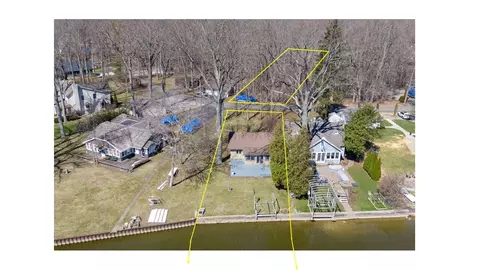 5116 Edgelake Dr, Pinckney, MI 48169