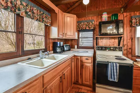 Kitchen - 5116 Edgelake Dr, Pinckney, MI 48169 photo 3 of 3
