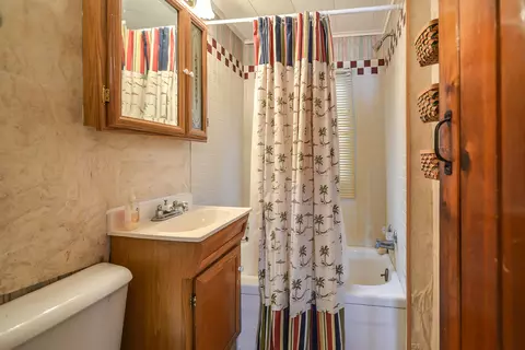 Bath - 5116 Edgelake Dr, Pinckney, MI 48169 photo 1 of 1