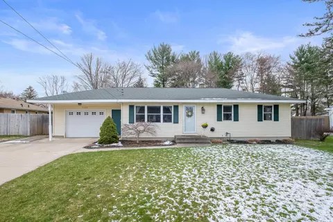 7160 Heatherwood Dr, Jenison, MI 49428