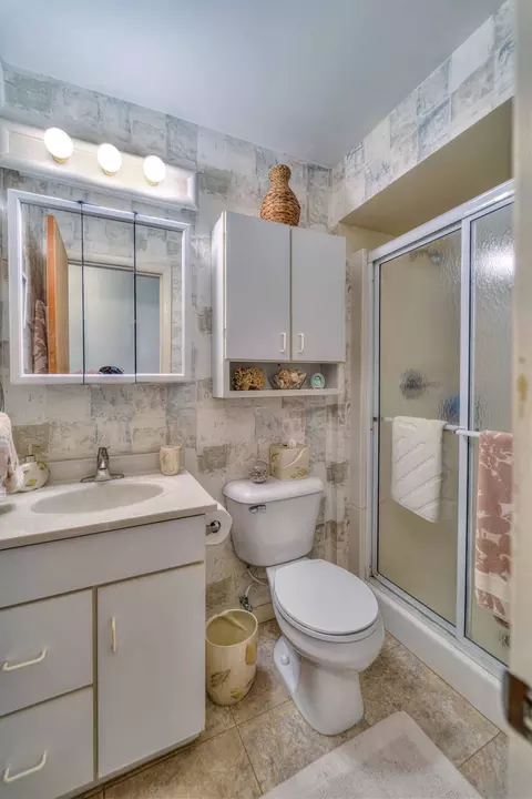 Bath - 970 Briarcliff Rd, Jackson, MI 49203 photo 2 of 2