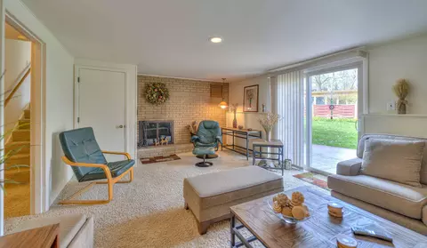 Living - 970 Briarcliff Rd, Jackson, MI 49203 photo 6 of 8