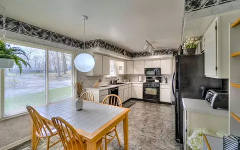 Kitchen - 970 Briarcliff Rd, Jackson, MI 49203 photo 2 of 2