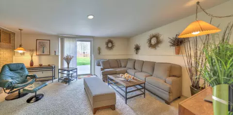 Living - 970 Briarcliff Rd, Jackson, MI 49203 photo 5 of 8