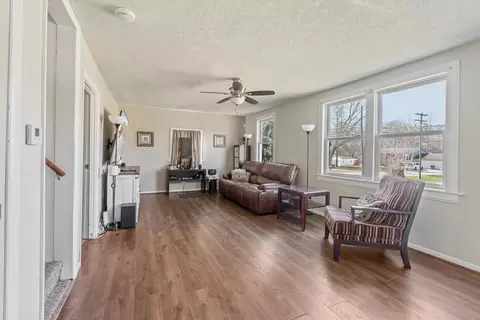 Living - 5125 Clinton Rd, Jackson, MI 49201 photo 2 of 6
