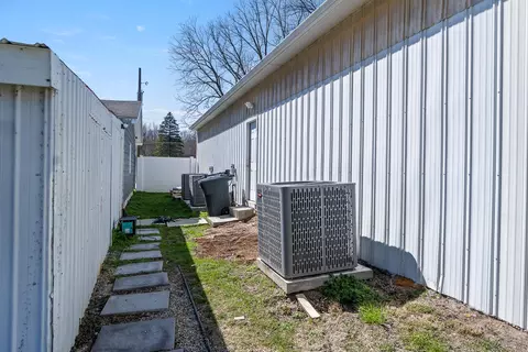 Exterior - 5125 Clinton Rd, Jackson, MI 49201 photo 16 of 17