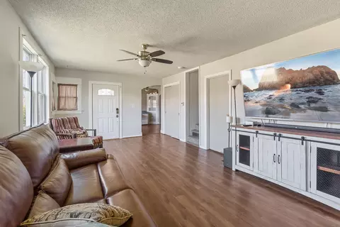 Living - 5125 Clinton Rd, Jackson, MI 49201 photo 3 of 6