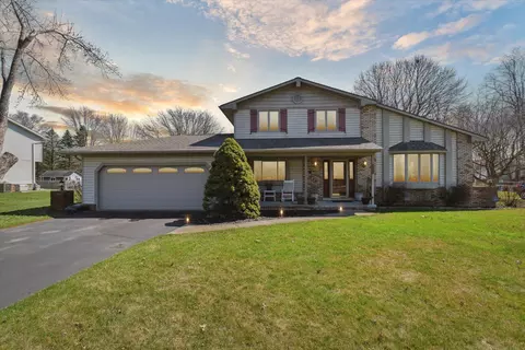 6200 Oak Valley Dr, Whitmore Lake, MI 48189