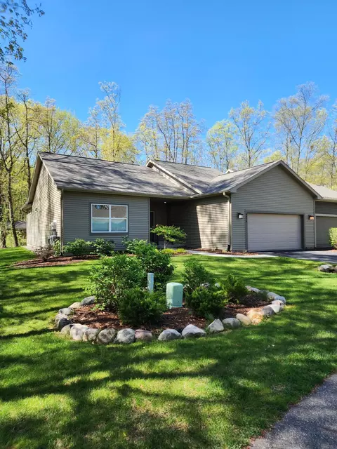 9479 The Woodlands Trl, Portage, MI 49002