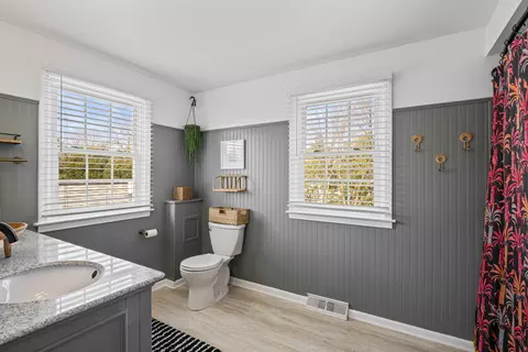 Bath - 1683 Cedarlane Dr, Jenison, MI 49428 photo 3 of 4