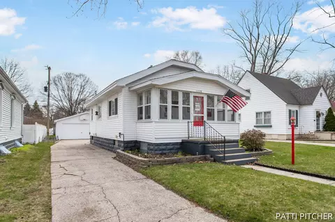 1228 Woodlawn Ave, Grand Haven, MI 49417