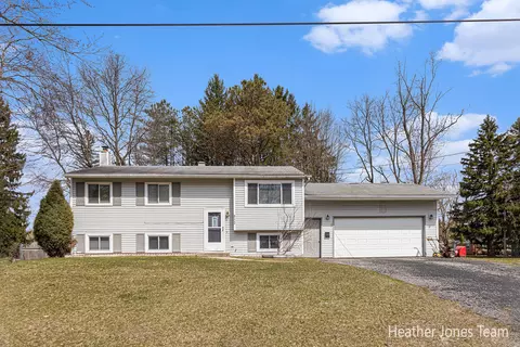 812 E Brierwood St, Greenville, MI 48838