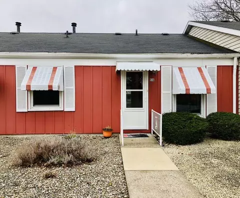 936 Village Ln, Jenison, MI 49428