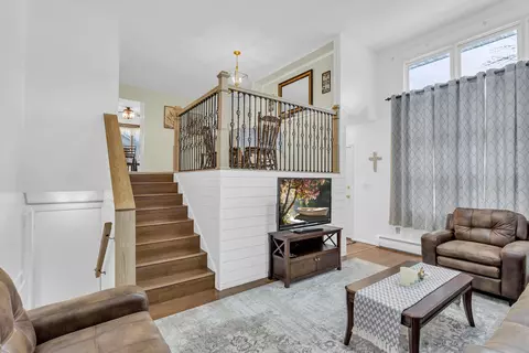 Living - 337 Hillside Ave, Jackson, MI 49203 photo 2 of 7