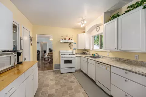 Kitchen - 898 E 88th St, Newaygo, MI 49337 photo 4 of 6
