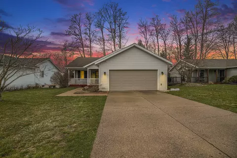 5877 S Parkway Ave SE, Kentwood, MI 49508