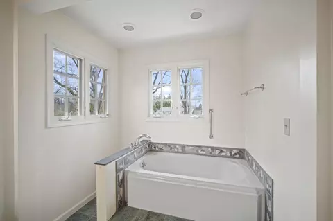 Bath - 3411 Stonewall Rd, Jackson, MI 49203 photo 4 of 9